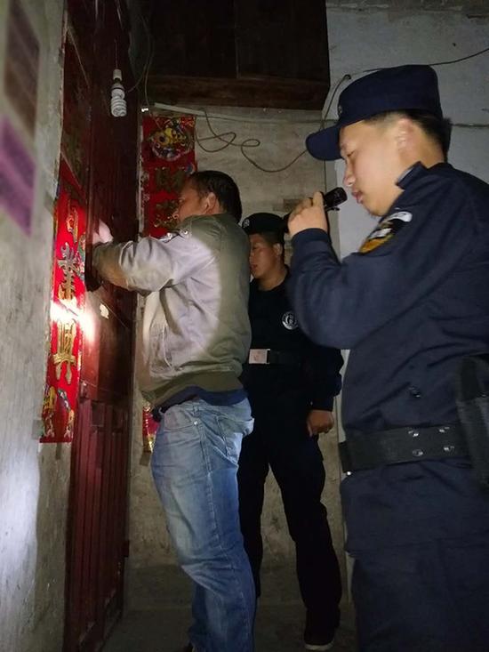 万宁粗心妈妈误将幼女锁家中 